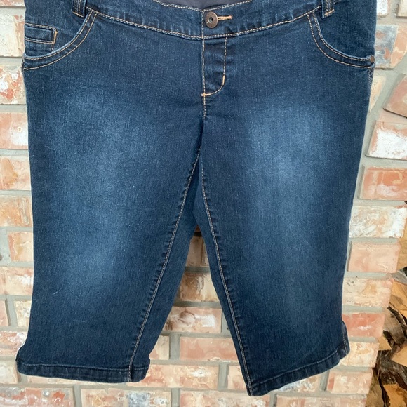 Thyme Maternity Capris - Dark Wash Jeans - Sz Med - Picture 2 of 8